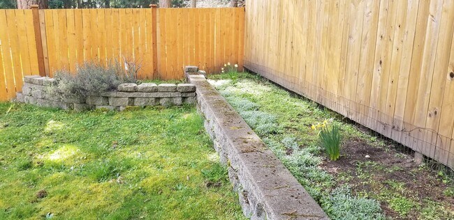 Building Photo - 4 bedroom plus den, living room and family room. North Thurston School Disctrict.