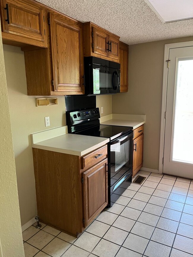 Building Photo - Newly Remodeled Townhome