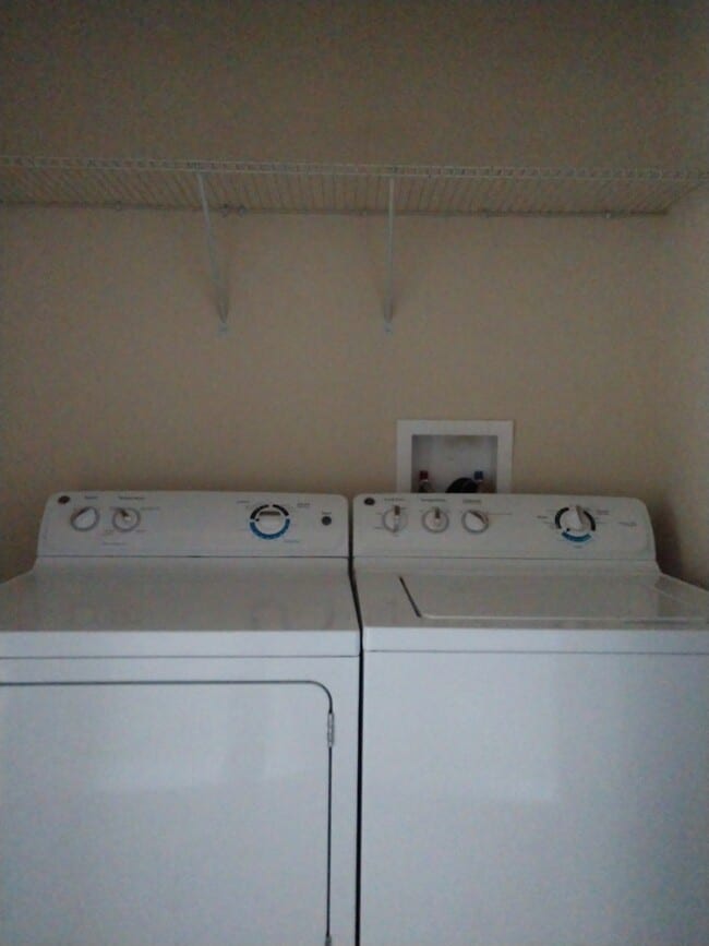 Building Photo - Spacious 3 bedroom, 2 bath corner unit.