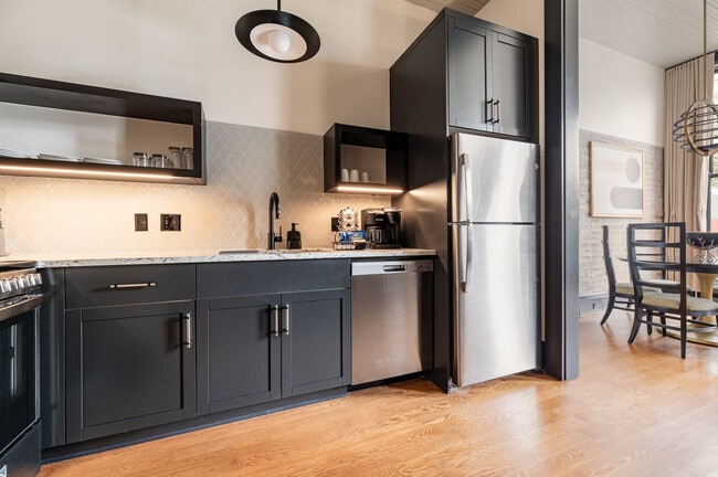 Building Photo - 1011 Canal St