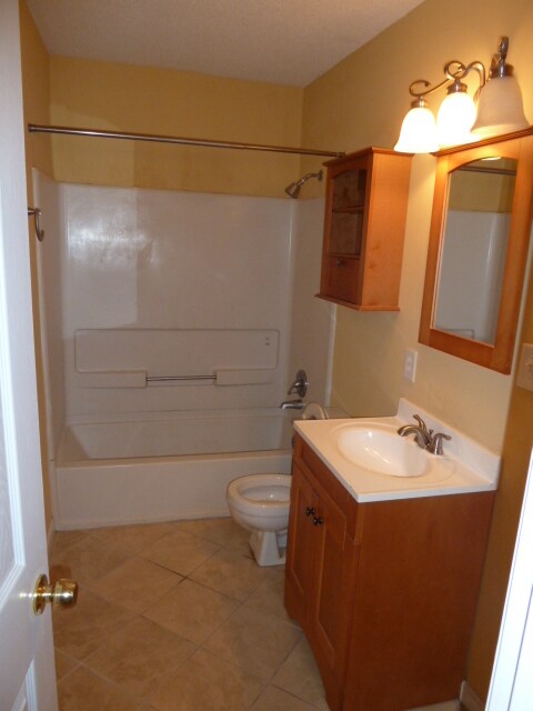 Building Photo - Large updated 4br 3.5ba duplex w/ parking ...