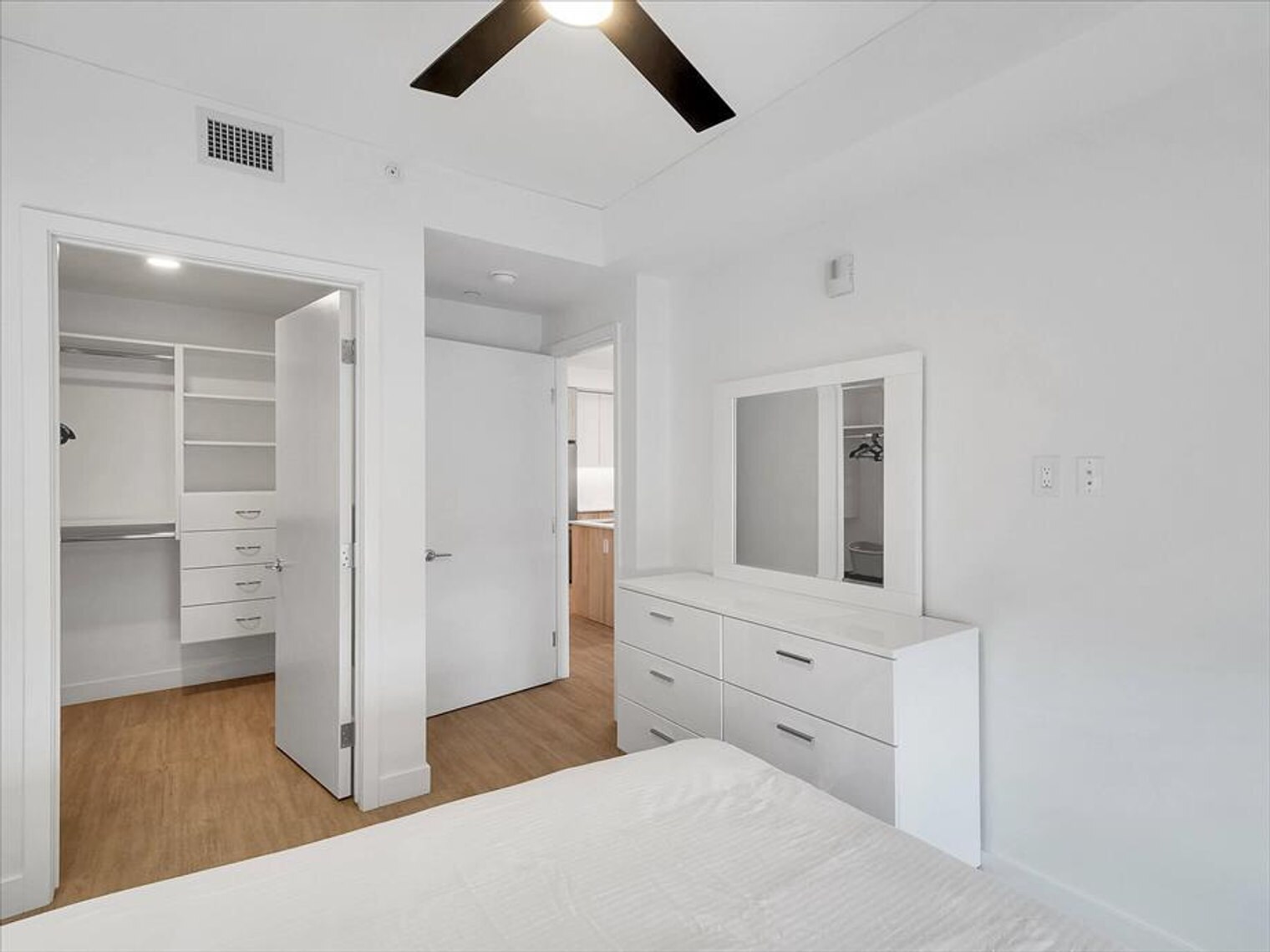 Building Photo - 817 N 6th St