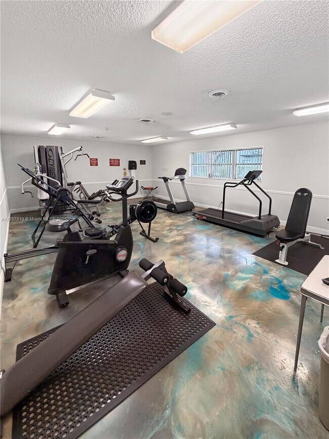 Building Photo - 7897 Golf Cir Dr