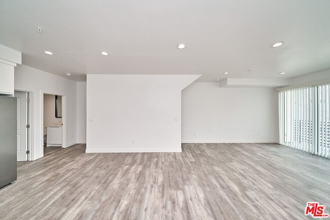 Building Photo - 603 W 41st Pl