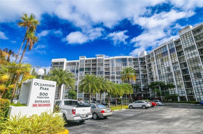 Building Photo - 800 Parkview Dr