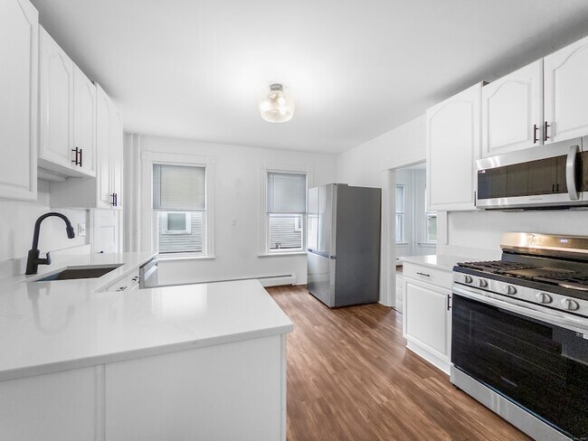 Building Photo - 634 High St