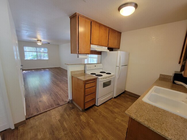 Building Photo - Two Story 3 Bedroom 2 Bath Condo in Chico for Rent!