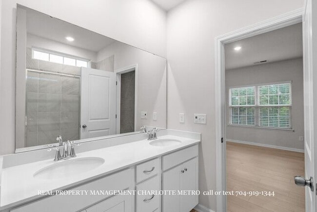 Building Photo - Stunning 4-BR Home on Wooded Cul-De-Sac Lot in Brightwater – Minutes from Rivergate!