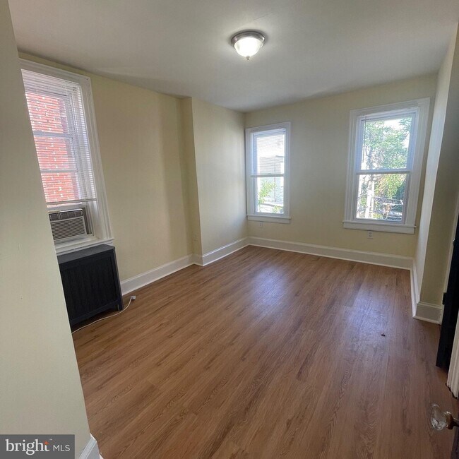 Building Photo - 709 S 59th St
