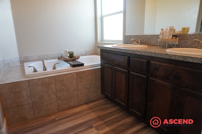 Building Photo - Immaculate Home in Wasco!