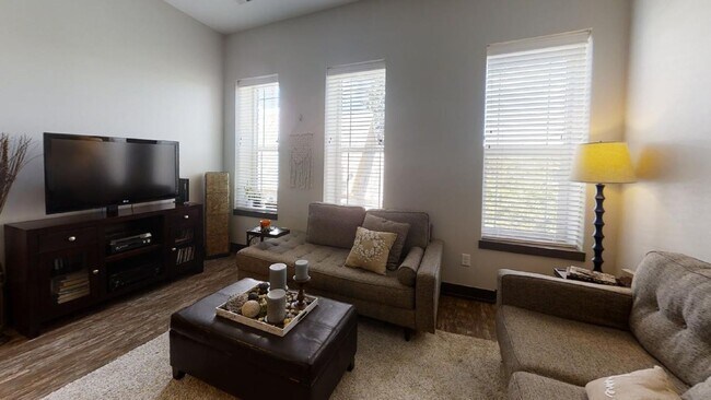 Building Photo - Beautiful Loft Apartment in the Heart of D...