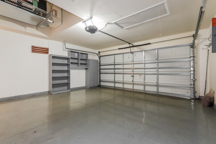 Building Photo - 300 Oaklanding Dr