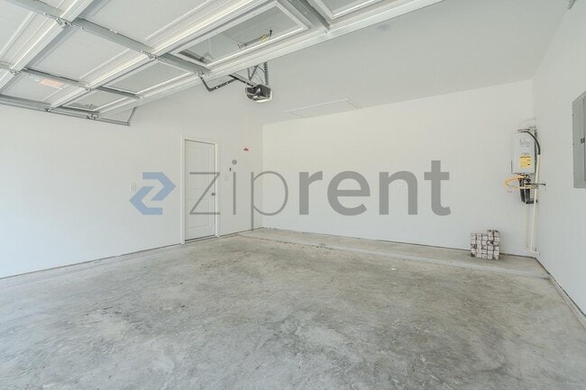 Building Photo - Unit