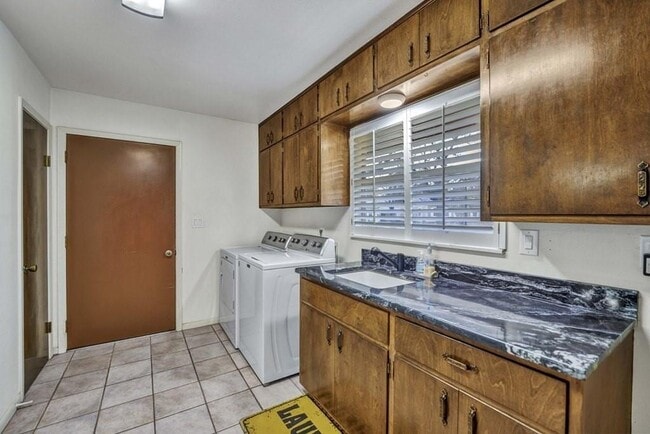 Building Photo - 1208 Crenwelge Dr
