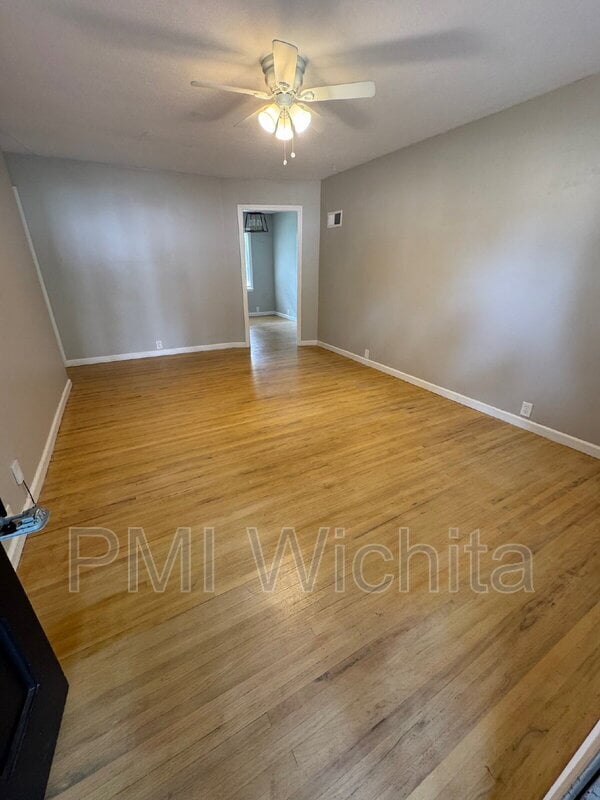 Building Photo - 1453 N Old Manor Rd