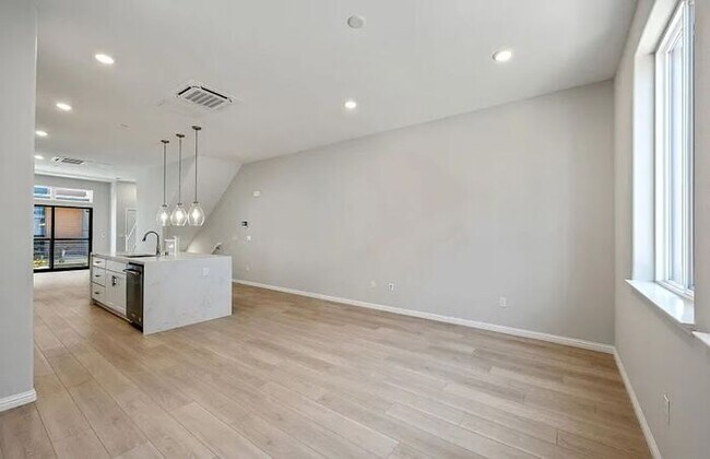 Building Photo - 125 Waters Park Cir