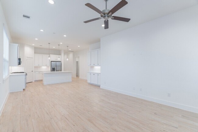 Building Photo - 10747 Pine Pink