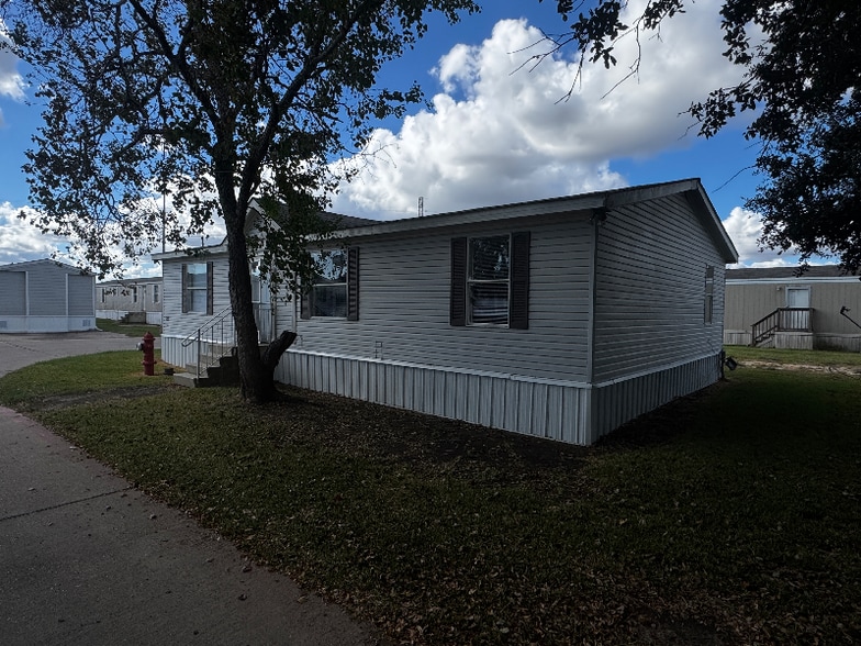 Building Photo - 122 Fox Meadow Dr