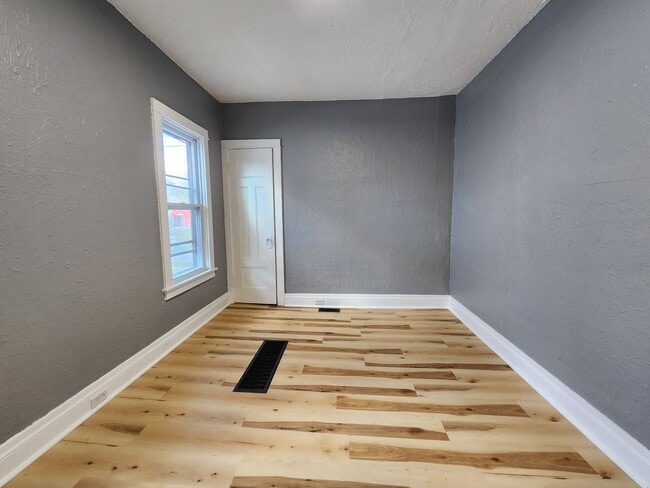 Building Photo - Two Bedroom Single Family Home!