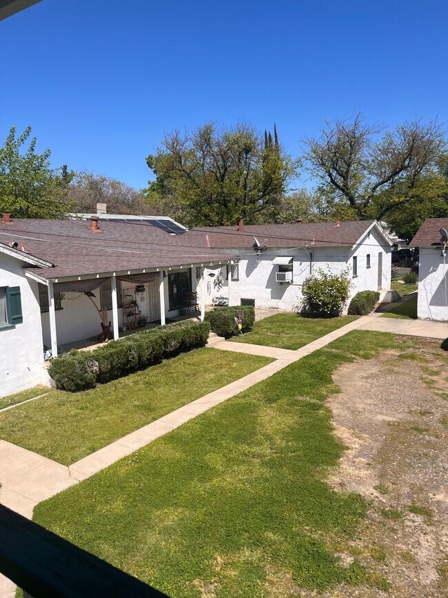 Building Photo - AVAILABLE NOW!! Delightful 1 bedroom, 1 ba...