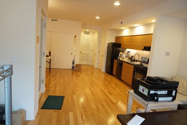 Building Photo - 2451 SE Ankeny St