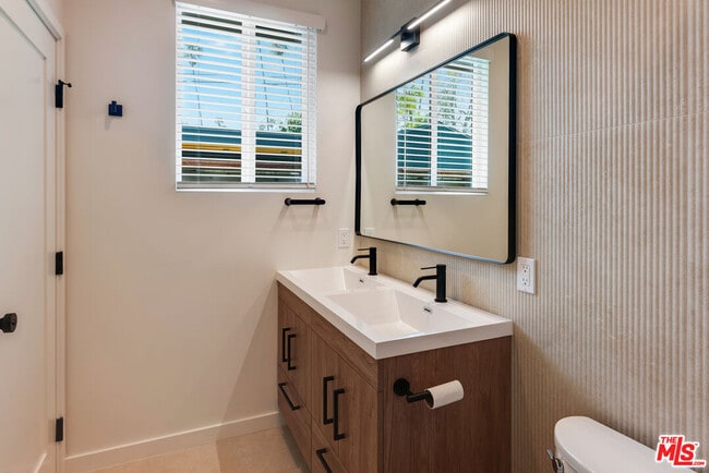 Building Photo - 1405 N Coronado St