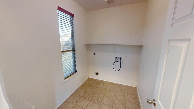 Building Photo - "Spacious 4-Bedroom Gem with 2.5 Baths and...