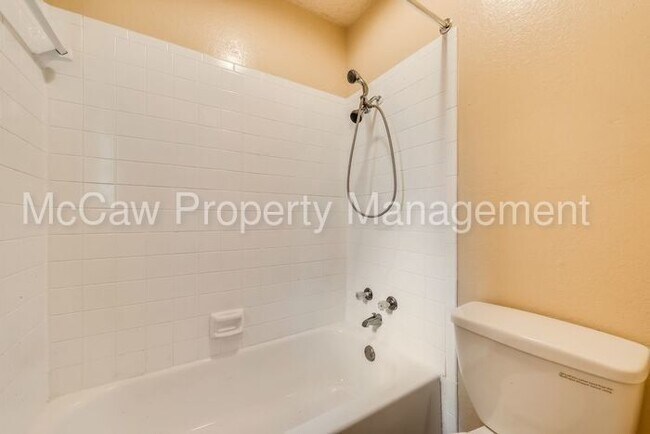 Building Photo - 2913 Green Ridge St
