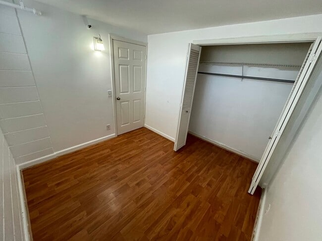 Building Photo - Pool on site! 2 bed 1 bath 1 parking locat...