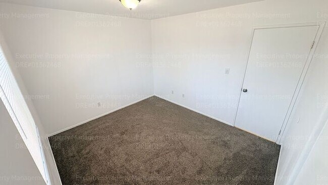 Building Photo - 4 bedroom 2 bathroom home located near S. H St/ Berkshire Rd