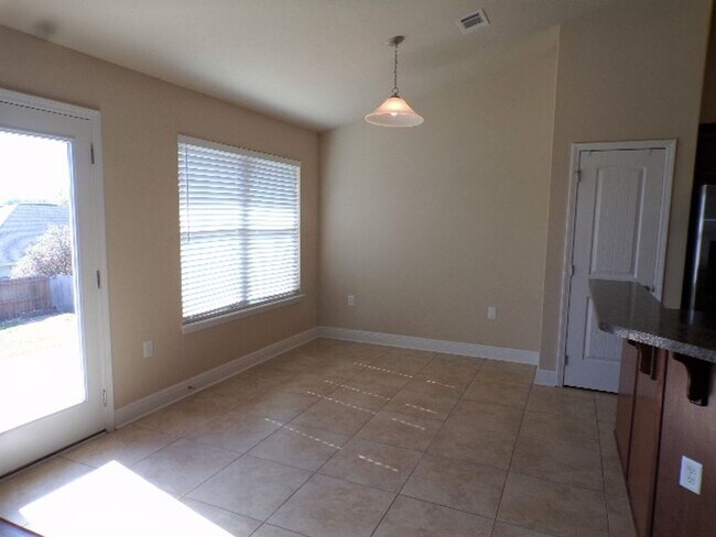 Building Photo - Spacious 3-Bedroom Home