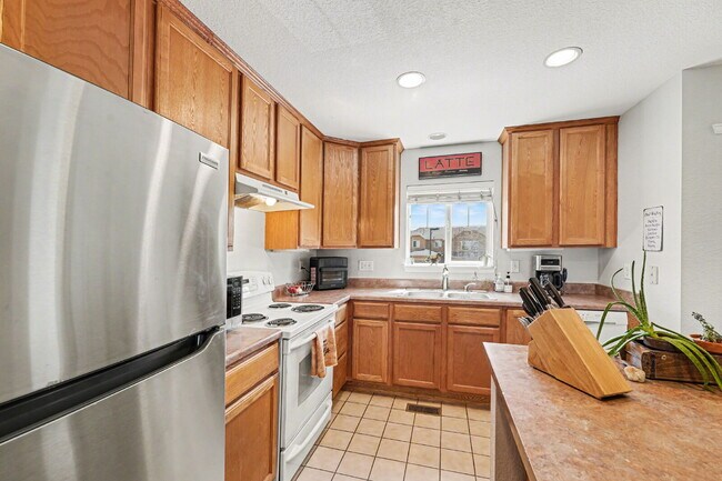 Building Photo - "Discover Your Dream Home: Spacious 3-Bedroom Townhouse in Scenic Castle Rock!"