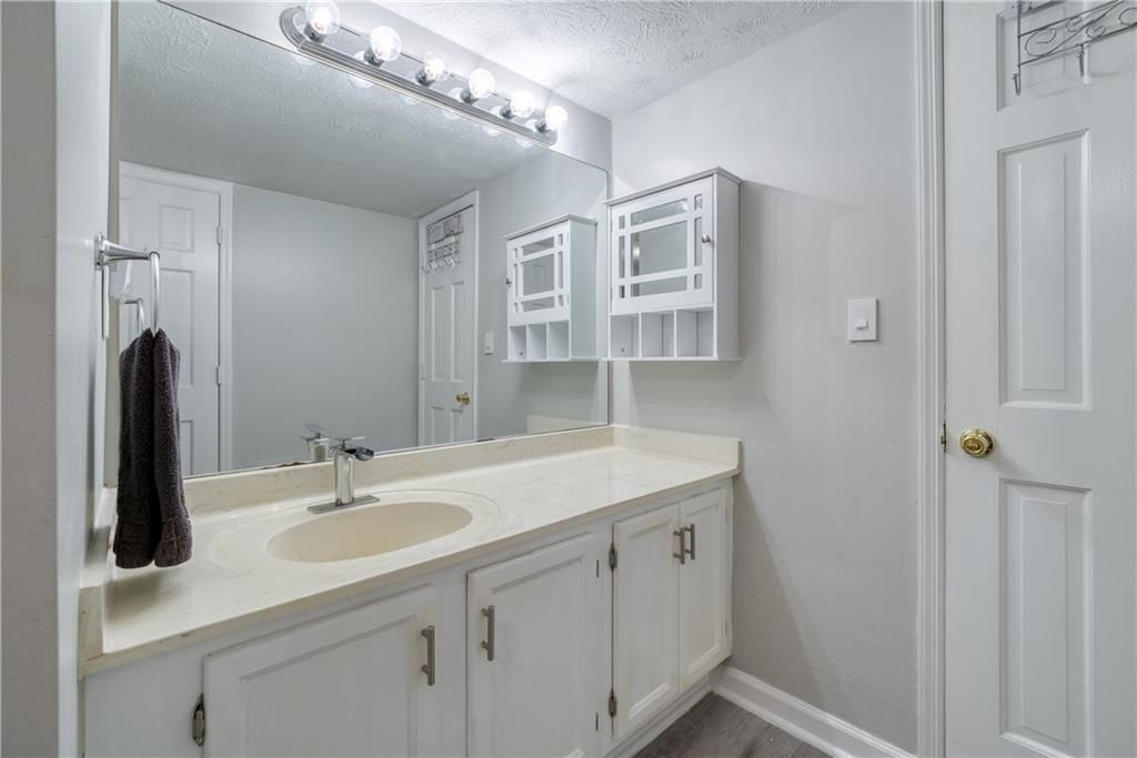 Building Photo - 1445 Oakridge Cir