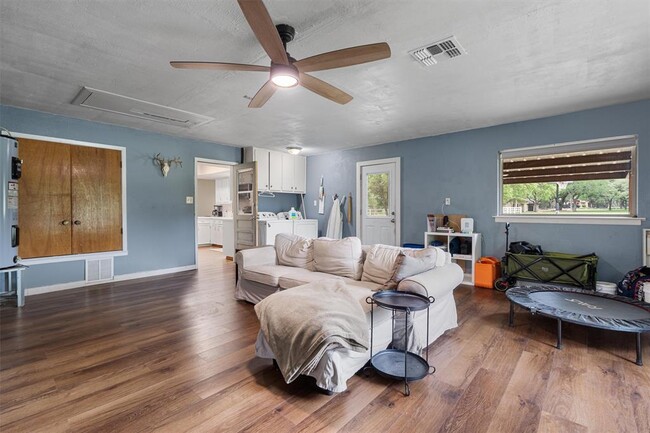 Building Photo - 203 Serenada Dr