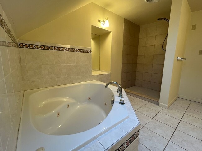 Building Photo - Gorgeous 3 bed, 2 bath home | Lawn Care Included