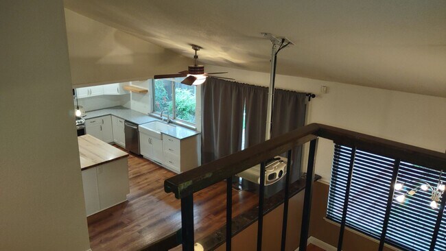 Building Photo - 1617 Oakview Dr