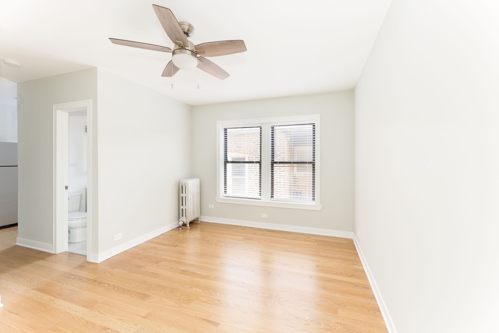 Building Photo - 520 W Cornelia Ave