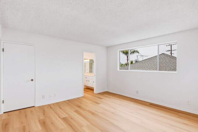 Building Photo - HUGE TOP FLOOR 2 BED 2 BATH IN PRIME SANTA MONICA! -FIREPLACE, BALCONY & GARAGE PARKING SPACE