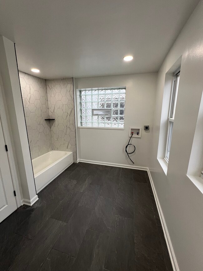 Building Photo - 912 Pennell St