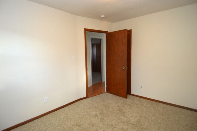 Building Photo - Huge 4 Bed 2 Bath Single Family Home!! Ton...