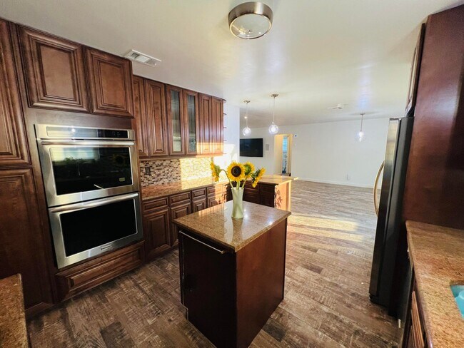 Building Photo - 1877 Meadow Ct