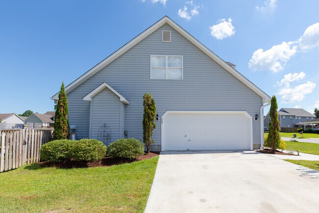 Building Photo - 4 Bedroom 2 Bath