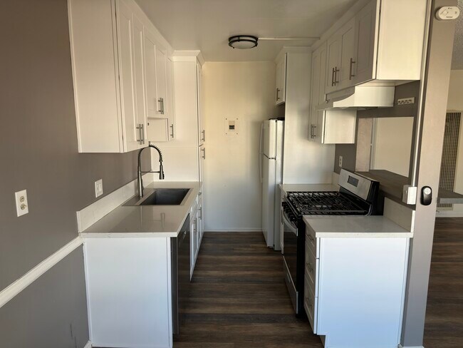 Building Photo - 1547 Saltair S Ave