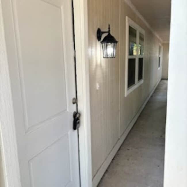 Building Photo - Beautiful newly remodeled 2/1 apartment!