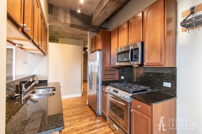 Building Photo - 1069 W 14th Pl