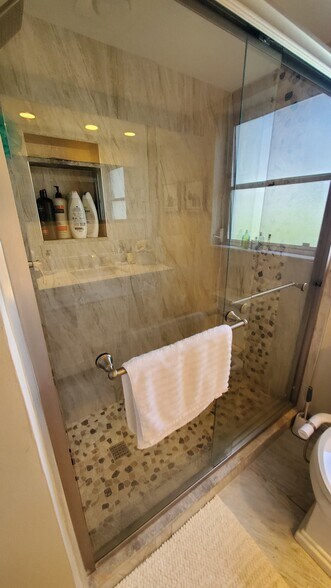 Master Bath pic2 - 3800 Oaks Clubhouse Dr