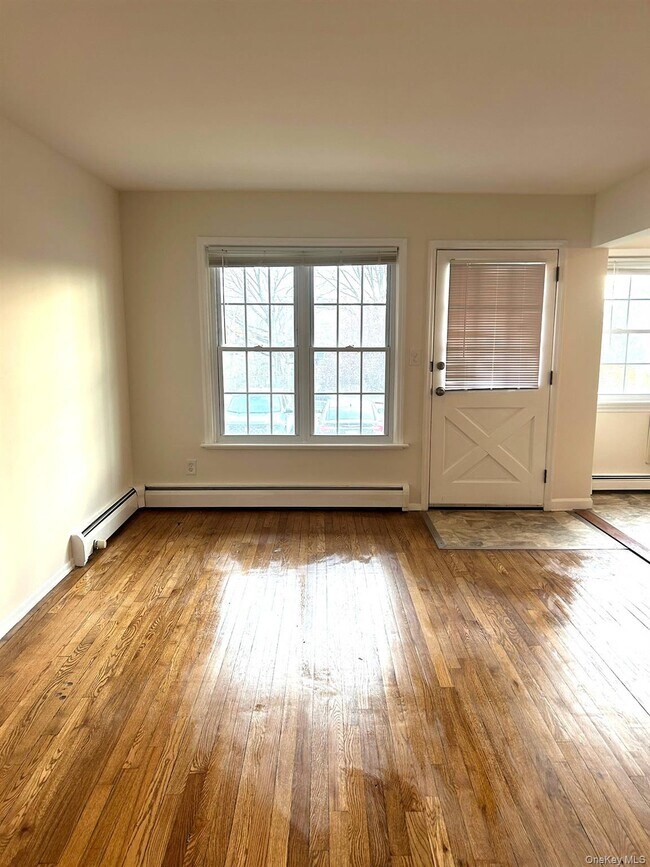 Building Photo - 8 Colonial Rd