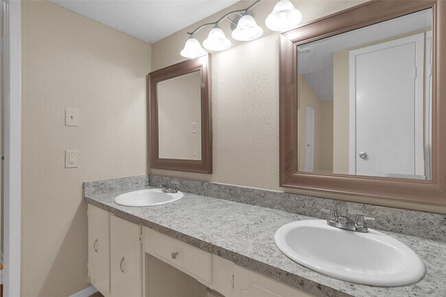 Building Photo - 14911 Wunderlich Dr