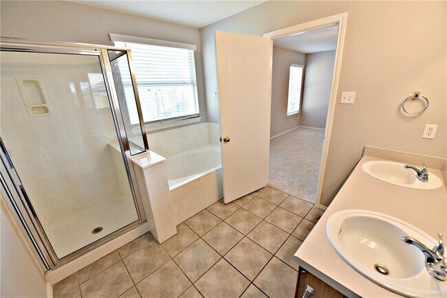 Building Photo - 510 Golden Gate Dr