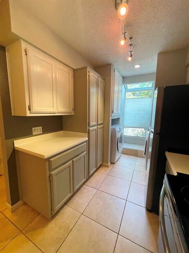 Building Photo - 2-bedroom 2 full bathroom condo in desirab...